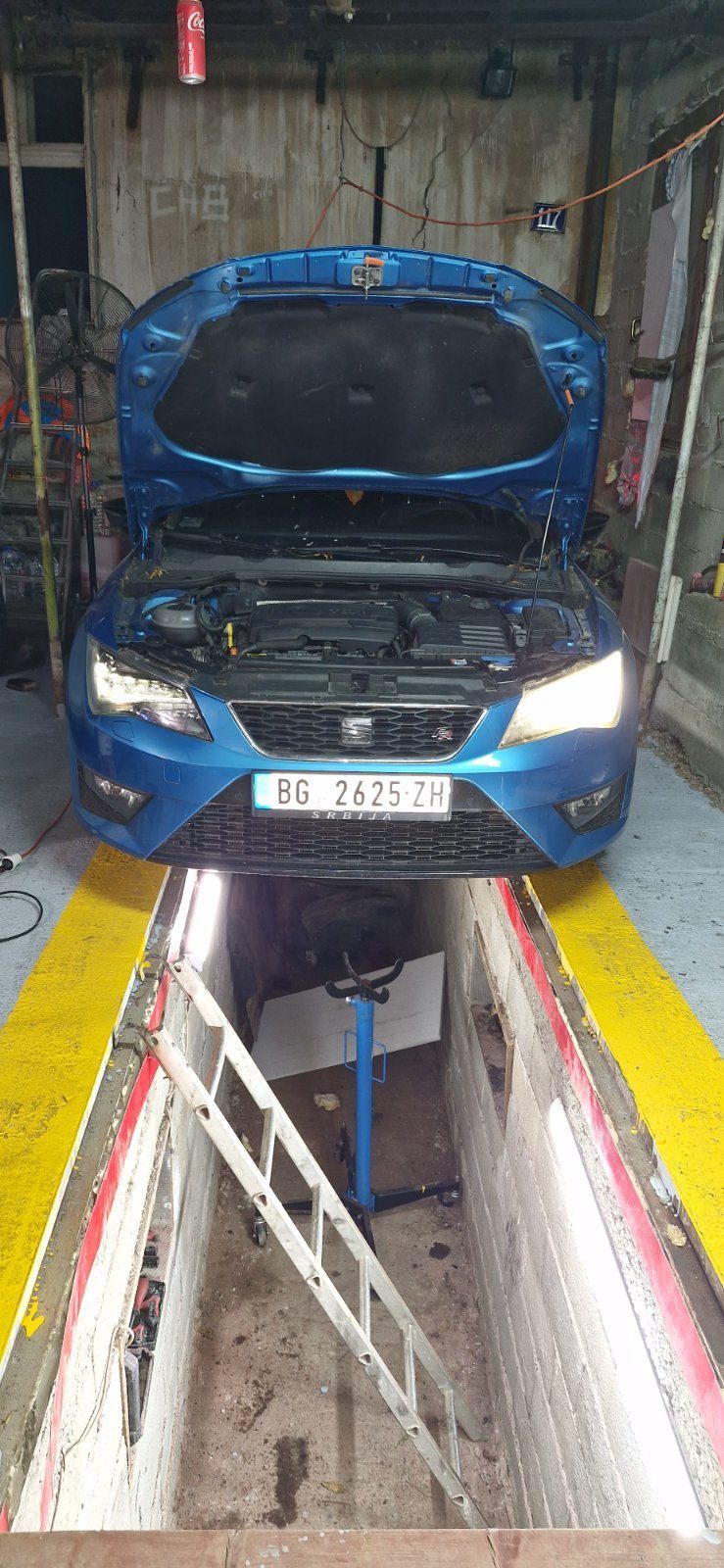 Automobil na kanalu