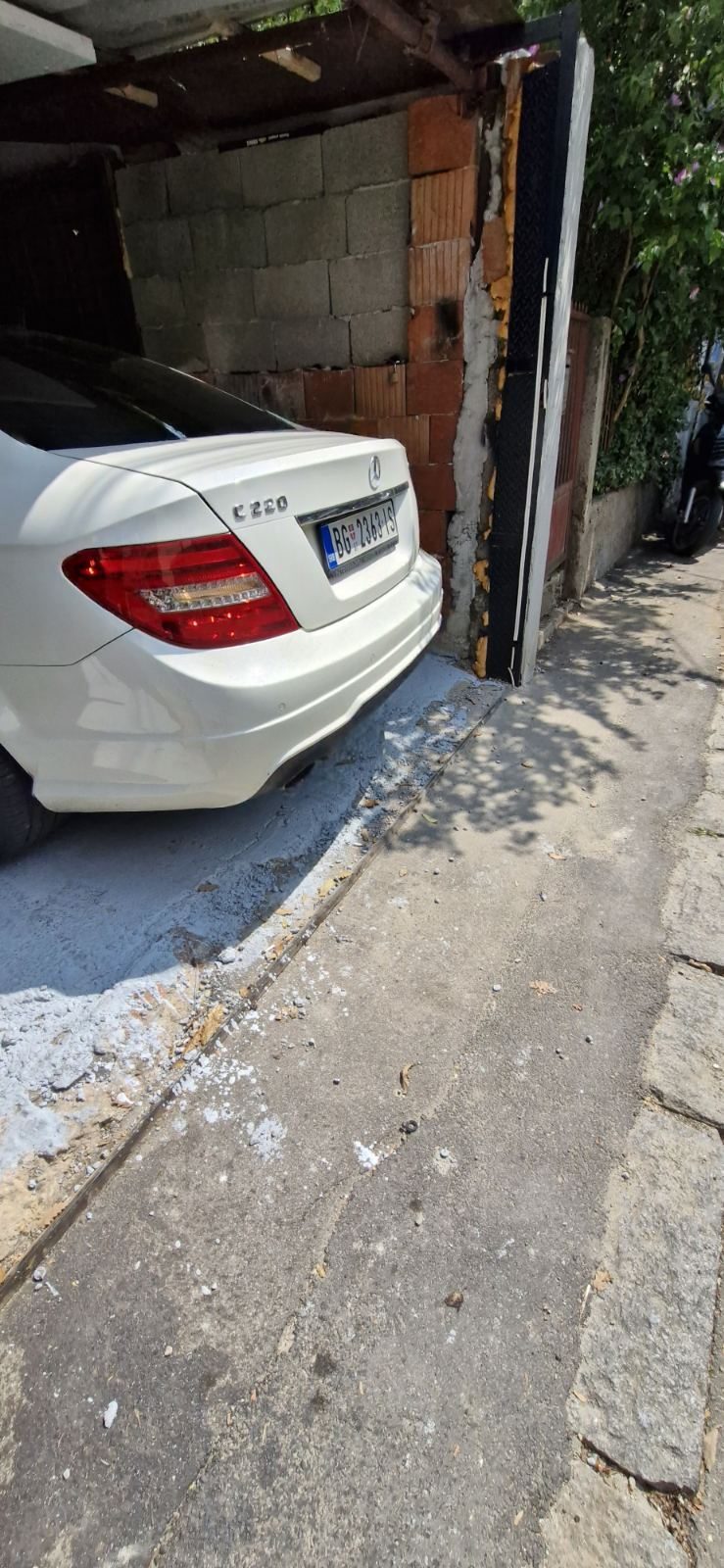 Mercedes u dvorištu radionice