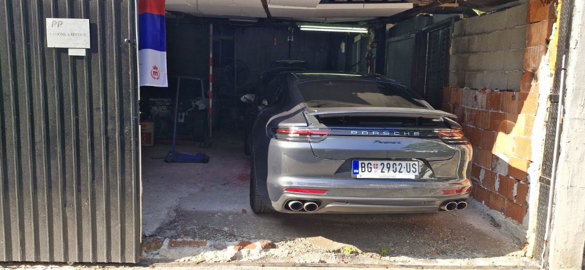 Automobil u radionici Ristović